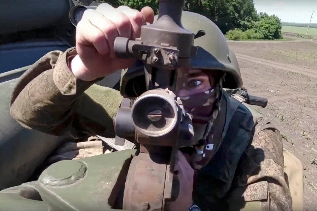La artillería rusa se prepara para disparar contra las fuerzas ucranianas en un lugar no revelado.