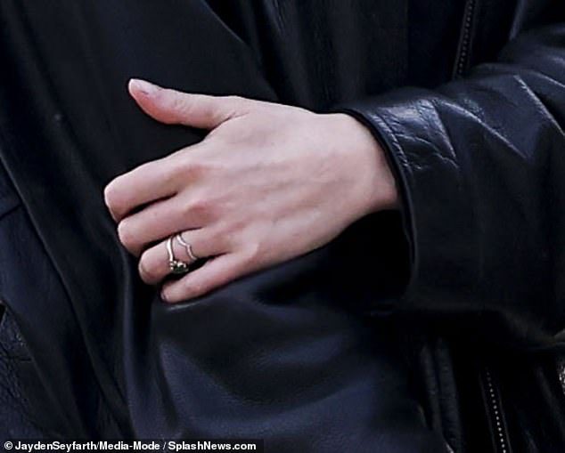 En el dedo de Anya había un segundo diamante, lo que desató nuevos rumores sobre el compromiso de la pareja.
