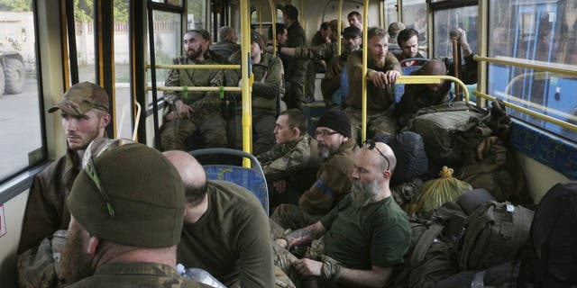 Soldados ucranianos se sientan en un autobús después de ser evacuados de la planta siderúrgica Mariupol sitiada, cerca de una prisión en Olyonivka, en un área controlada por el gobierno de la República Popular de Donetsk, en el este de Ucrania, el martes 17 de mayo de 2022. Más de 260 combatientes, algunos heridos, fueron recuperados de una planta siderúrgica.
