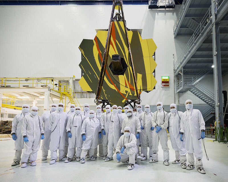 Científicos frente al Telescopio Espacial James Webb