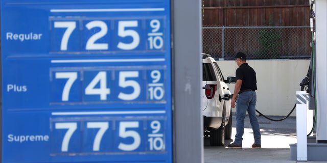 Los precios de la gasolina por encima de ,00 por galón se muestran en una gasolinera Chevron el 25 de mayo de 2022 en Menlo Park, California.  (Justin Sullivan/Getty Images)