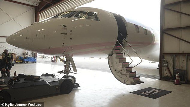 Sorprende a la vista: el avión de lujo Bombardier Global 7500 de Kylie se compró en 2020 por unos 72,8 millones de dólares.