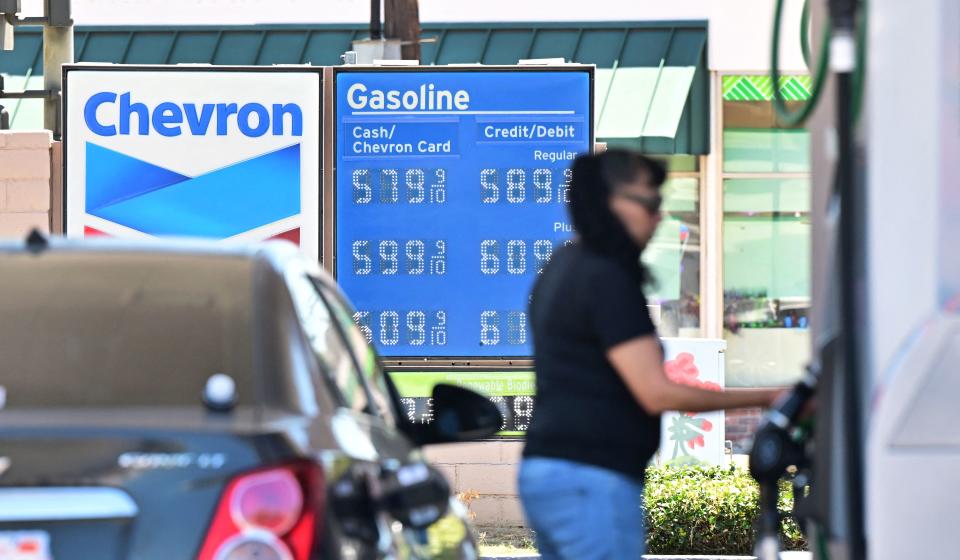 Los precios de la gasolina se muestran en una gasolinera en Monterey Park, California, el 19 de julio de 2022. Los precios de la gasolina en EE. UU. han caído desde máximos históricos a principios del verano, una caída destacada por la Casa Blanca, políticamente asediada, como una señal de inflación moderada.  El presidente Joe Biden recurrió a Twitter para señalar que los precios en las gasolineras han estado cayendo durante más de un mes, lo que le ha ahorrado al conductor promedio alrededor de $25 al mes.  Los precios de la gasolina están ahora en un promedio nacional de $4,495 por galón, un 10 por ciento menos que el mes pasado pero un 42 por ciento más que el nivel del año pasado, según la Asociación Estadounidense del Automóvil.  (Foto de Frederic J. Brown/AFP) (Foto de FREDERIC J. BROWN/AFP vía Getty Images)