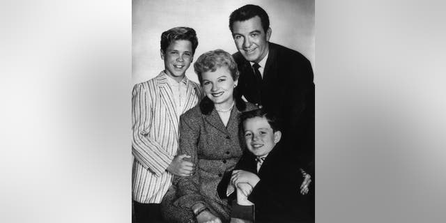 Dow actuó junto a Hugh Beaumont, Jerry Mathers y Barbara Billingsley en la serie de televisión "Déjaselo al castor."