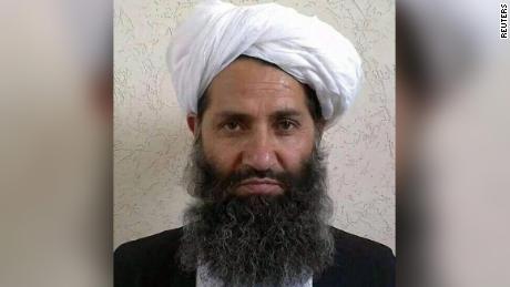 Akhundzada es conocido por ser un líder solitario.  Fue identificado en esta foto sin fecha por varios funcionarios talibanes que se negaron a ser identificados.