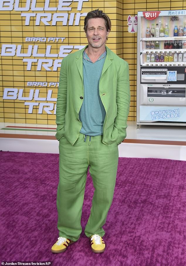 La apariencia de Brad: Pitt salió con una camisa de punto verde azulado debajo de un abrigo verde lima claro con pantalones holgados a juego.