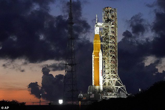 Shaun y Orion serán lanzados por el Sistema de Lanzamiento Espacial de la NASA - 322 pies (98 m) de altura, US $ 23 mil millones - a finales de este verano.