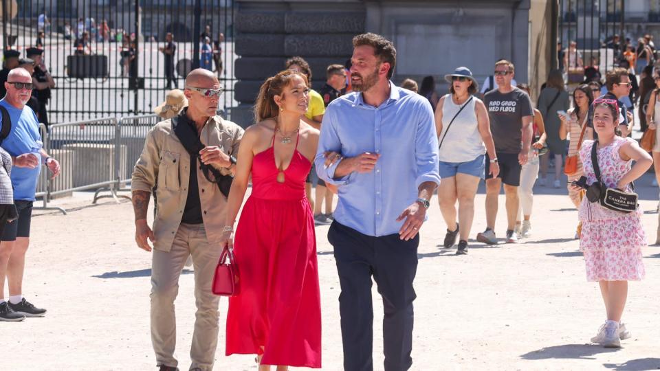 PARÍS, FRANCIA - 24 DE JULIO: Jennifer López y Ben Affleck pasean cerca del Museo del Louvre el 24 de julio de 2022 en París, Francia.  (Foto de Pierre Sue / GC Photos)