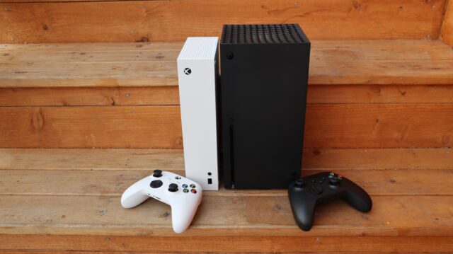 Xbox Series S (izquierda), junto a Xbox Series X (derecha).  El primero no es tan poderoso y carece de unidad, pero aún tiene sus usos como un punto de entrada asequible a la última generación de juegos.