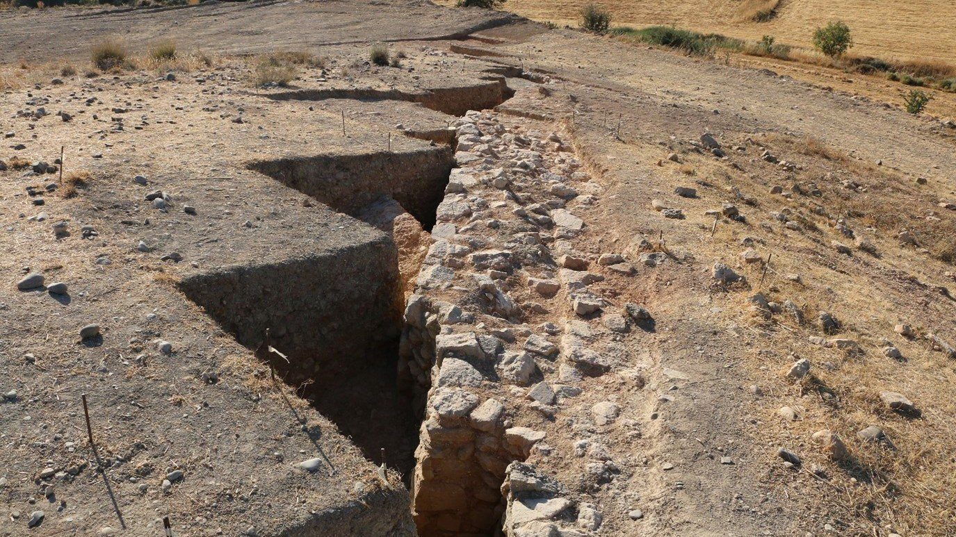 Muro roto escondido bajo un antiguo cementerio en Chipre.