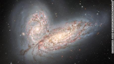 Una nueva imagen de galaxias en colisión muestra el destino de la Vía Láctea