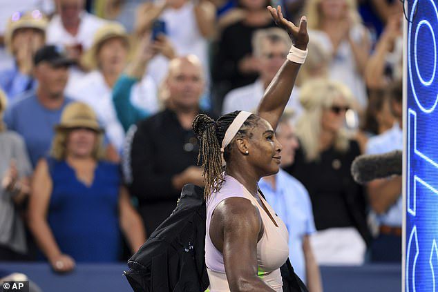 Así fue la rápida despedida de Serena Williams en Cincinnati luego de que Emma Raducano la golpeara