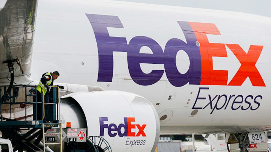 Avión de FedEx cargando combustible en la pista