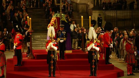 Los hijos de la reina asisten a una vigilia dentro de Westminster Hall en Londres, Gran Bretaña, el 16 de septiembre de 2022.
