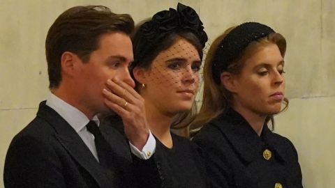 La princesa Eugenia, la princesa Beatriz y su esposo Eduardo Mapelli Mozzi asisten a una vigilia el 16 de septiembre de 2022.  