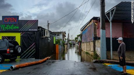Un hombre mira una calle inundada en el barrio Juana Matos de Catano, Puerto Rico, luego del paso del huracán Fiona. 