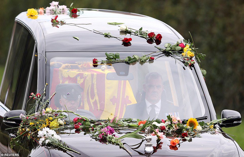 Los miembros del público arrojaron flores y ramos de flores que cubrieron el paraíso real a la llegada de la Reina a Windsor el lunes por la tarde.