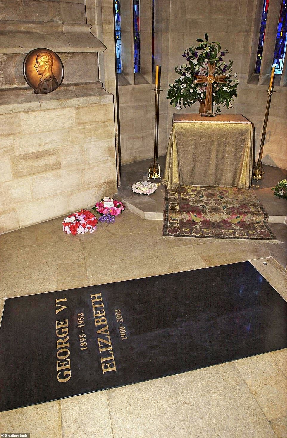 Su Majestad la Reina está enterrada junto a su esposo, el Príncipe Felipe, y sus padres, el Rey Jorge VI y la Reina Isabel, la Reina Madre.  En la imagen: una piedra en la Capilla Conmemorativa de San Jorge VI en la Capilla de San Jorge en Windsor, donde está enterrada la Reina Madre en 2002