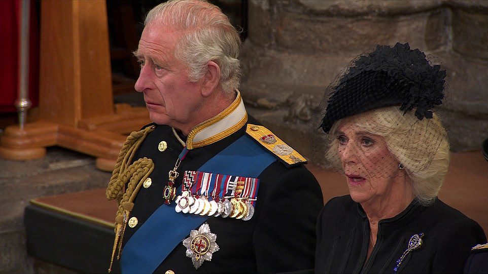 El nuevo rey lloraba al despedirse de su madre el lunes por la tarde en la Capilla de San Jorge en Windsor.