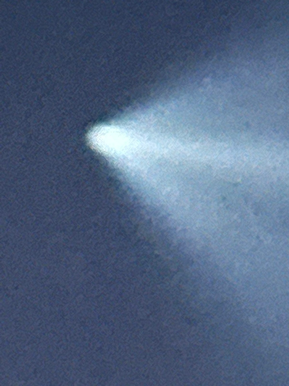 Estela de vapor de un cohete SpaceX Falcon 9 sobre Marlboro.  Foto cortesía de Virginia Klein Viewer, News 12 New Jersey.