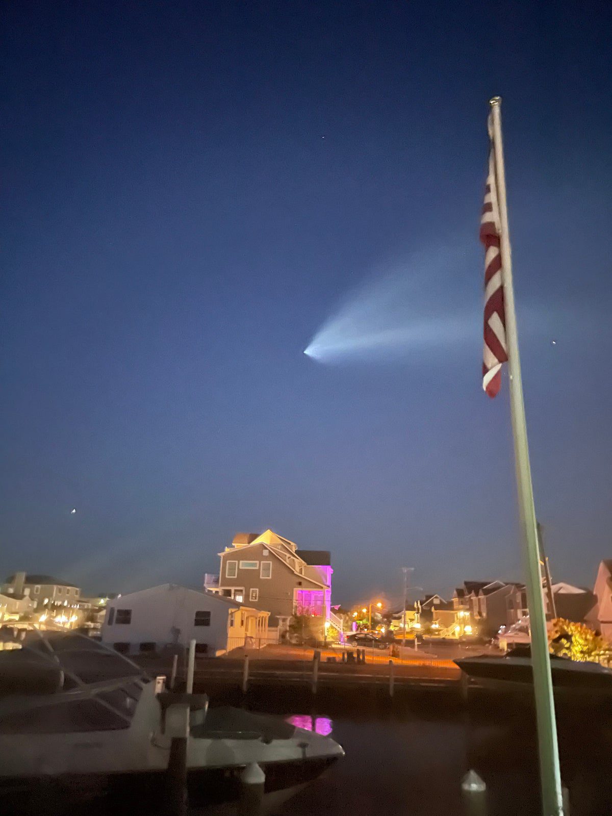Estela de vapor de un cohete SpaceX Falcon 9 sobre el río Toms.  Imagen cortesía de la pareja de espectadores de News 12 La espectadora de Nueva Jersey Michelle Arusha.