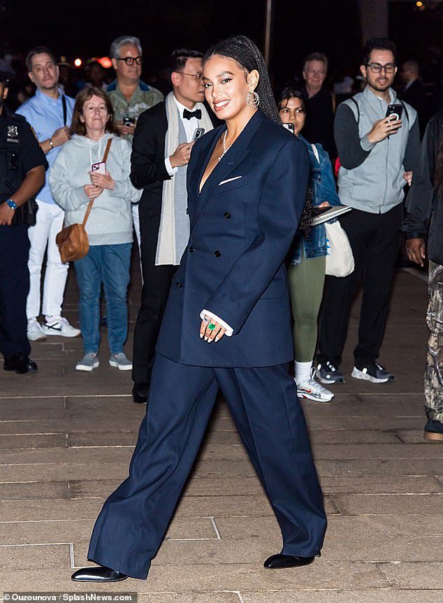Clavado: la hermana de Beyoncé Knowles mantuvo el tema de la moda masculina actualizado con sus botas, que tenían tacones negros con estilo en la parte delantera como oxfords negros.