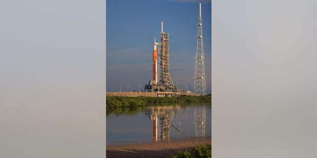 El cohete del Sistema de Lanzamiento Espacial (SLS) de la NASA está en la plataforma de lanzamiento. 
