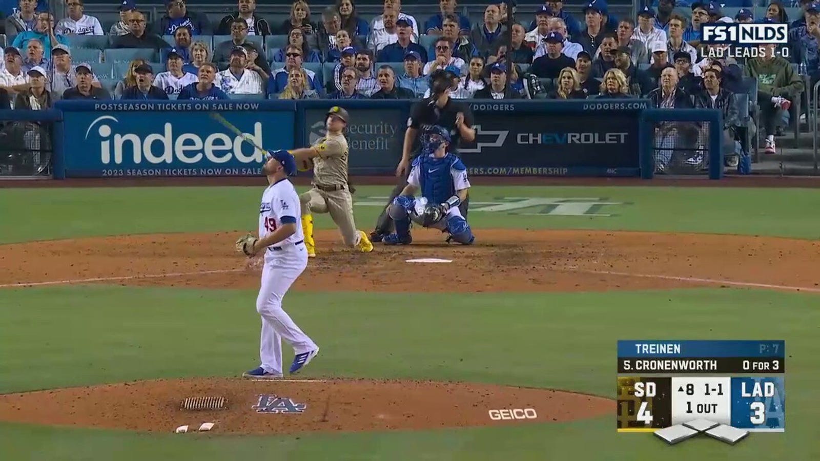 Jake Kronworth de los Padres impulsa un ataque en casa hacia lo profundo del jardín derecho para extender la ventaja sobre los Dodgers.