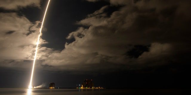 Un cohete Atlas 5 de United Launch Alliance con la nave espacial Lucy a bordo se muestra en esta imagen de exposición de 2 minutos y 30 segundos cuando despega del Complejo de Lanzamiento Espacial 41, el sábado 16 de octubre de 2021, en la Estación de la Fuerza Espacial de Cabo Cañaveral en Florida. 
