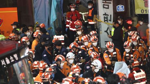 Los servicios de emergencia tratan a los heridos en Seúl el 30 de octubre.