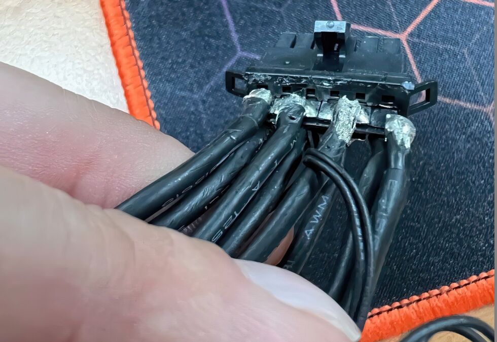 La soldadura dentro de un cable adaptador de corriente Nvidia puede dañarse si los cables se mueven o doblan demasiado.