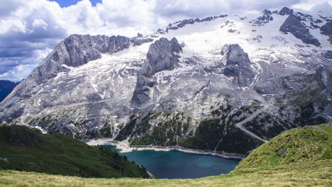 La cumbre de Punta Roca se ve después de que partes del glaciar Marmolada se derrumbaran en los Alpes italianos en medio de temperaturas récord en julio.