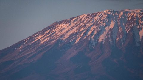 El monte Kilimanjaro cubierto de nieve al amanecer en 2021. La UNESCO informa que los glaciares en el sitio del Patrimonio Mundial arrojan alrededor de 58 mil millones de toneladas de hielo cada año.