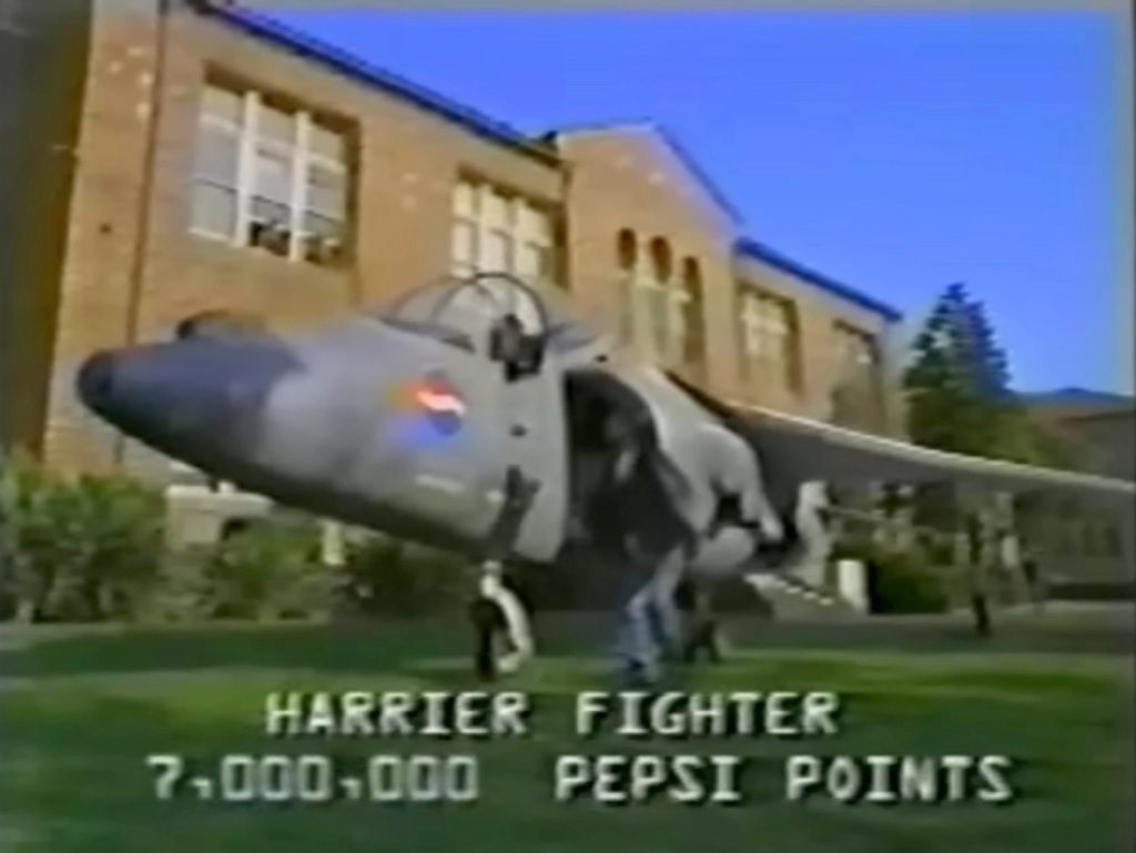 El comercial original fue modificado dos veces por Pepsi después de que Leonard ordenara su avión.