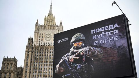 El edificio del Ministerio de Relaciones Exteriores de Rusia es visible detrás de una valla publicitaria que muestra el mensaje. 