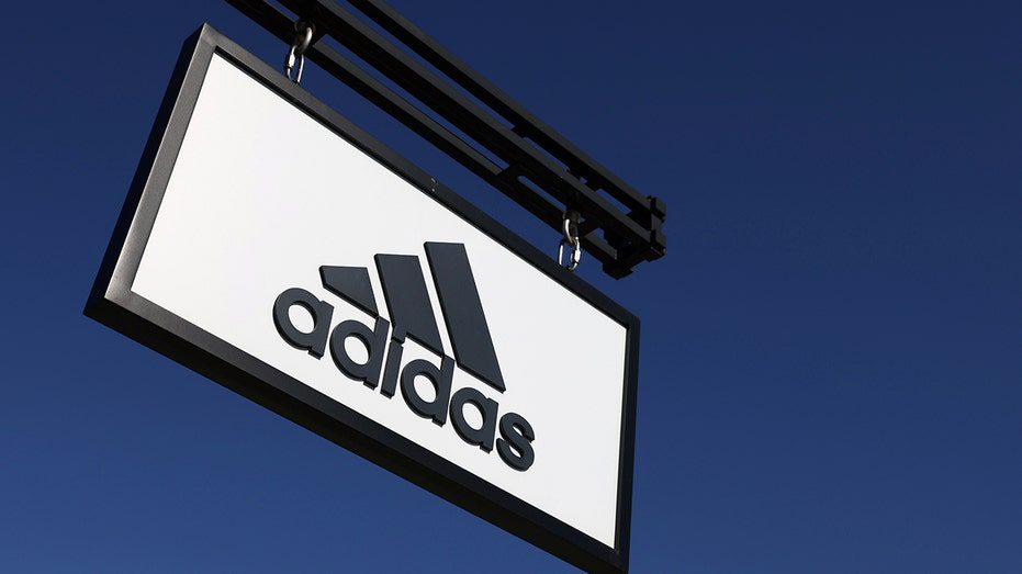 Una imagen del logo de adidas en el banner.