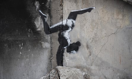 Imagen de esténcil de una gimnasta realizando una parada de manos en la pared de un edificio