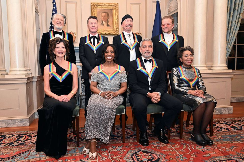 Foto: Los homenajeados del Centro Kennedy 2022 Amy Grant, Gladys Knight, George Clooney, Tanya Lyonne se unen a los miembros de U2 Adam Clayton, Larry Mullen Jr., The Edge y Bono en el Departamento de Estado, el 3 de diciembre de 2022, en Washington. 
