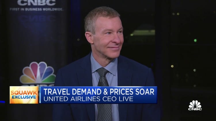 Scott Kirby, director ejecutivo de United Airlines: Esperamos una recesión leve, pero los viajes siguen batiendo récords
