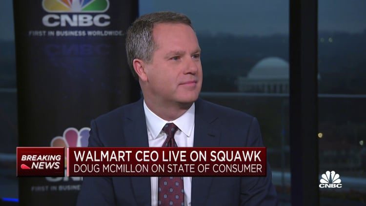 El consumidor estadounidense sigue estresado y bajo presión inflacionaria, dice el director ejecutivo de Wal-Mart, Doug McMillon