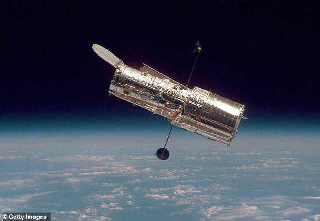 Hubble (en la foto) captó el resplandor desde unas 340 millas sobre la superficie de la Tierra.  Los astrónomos que analizaron las imágenes sugieren que el brillo podría provenir de una bola de polvo hecha de cometas.