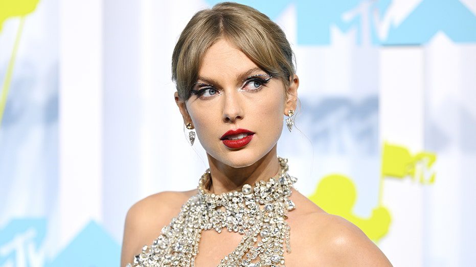 Taylor Swift de pie en los MTV VMA