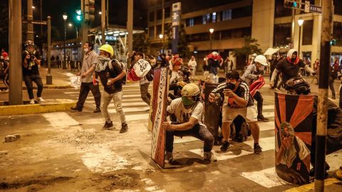 Los manifestantes se enfrentaron con la policía en Lima, la capital peruana, el lunes.