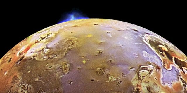 En su camino hacia los mundos helados que pueblan las regiones exteriores de nuestro sistema solar, la nave espacial New Horizons de la NASA se deslizó más allá de Júpiter, se estrelló contra Io, la tercera luna más grande del planeta, y sufrió una erupción volcánica. 