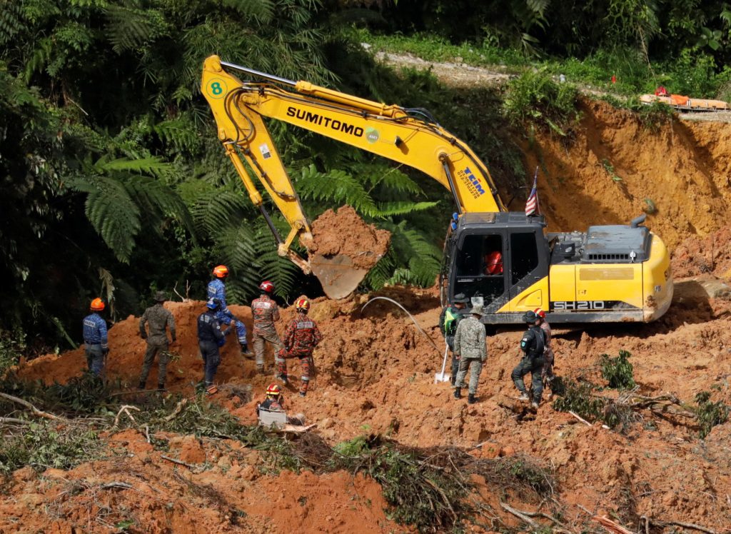 Los deslizamientos de tierra barrieron un campamento el viernes por la mañana temprano, a 30 millas de la capital de Malasia.