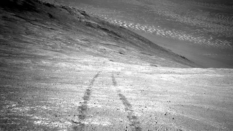 Desde lo alto de una colina, Opportunity registró esta imagen de un remolino de polvo marciano.