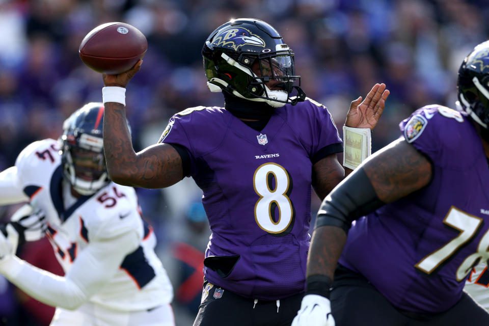 El mariscal de campo de los Ravens, Lamar Jackson, abandonó el partido del domingo contra los Broncos debido a una lesión.  (Foto de Rob Carr/Getty Images)
